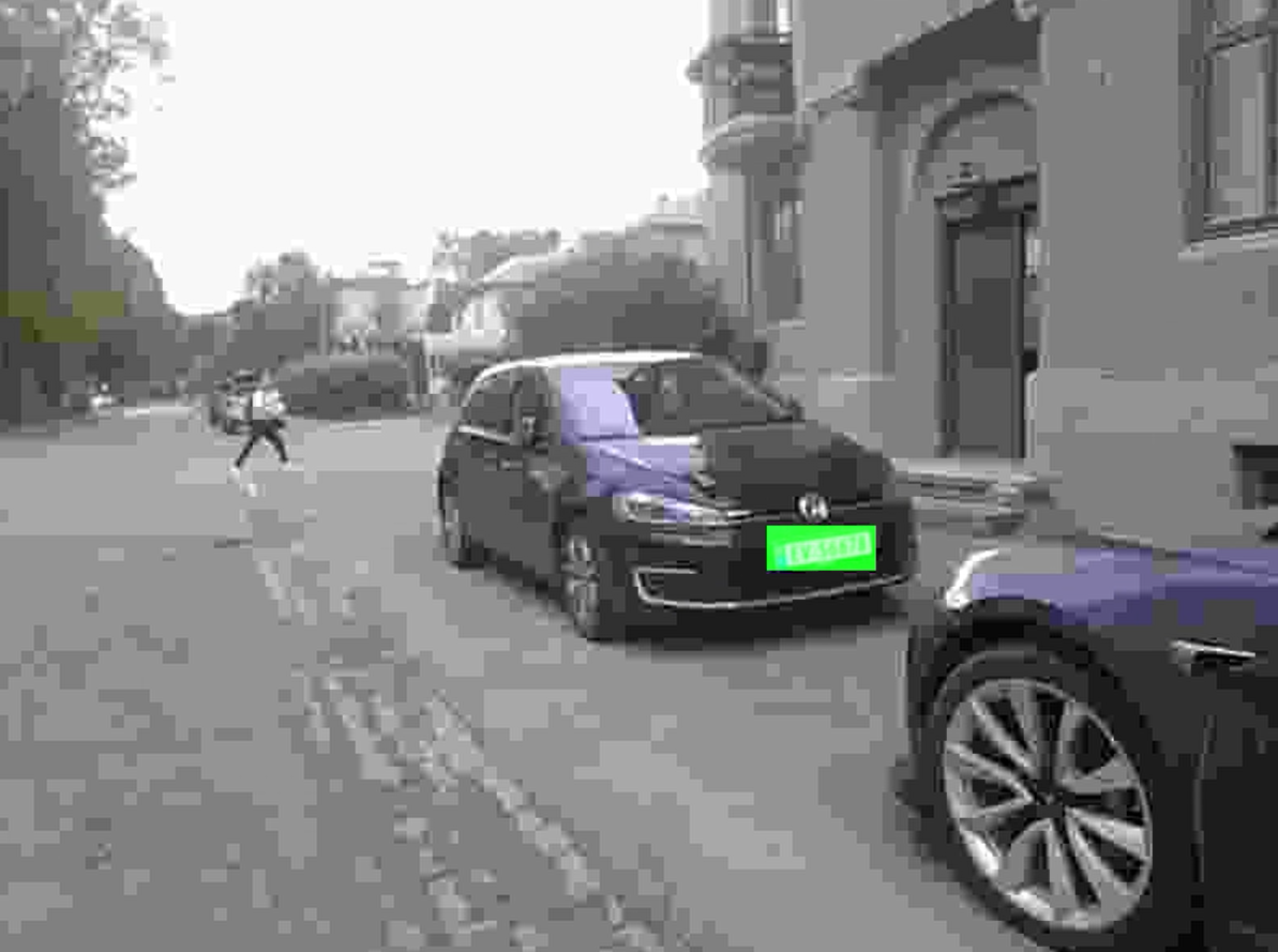 Server-side visualization: a black EV on a city street with its plate boxed in green, marking it as fully electric.